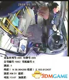 女乘客玩手机坐过站 竟然抡包打司机抢夺方向盘