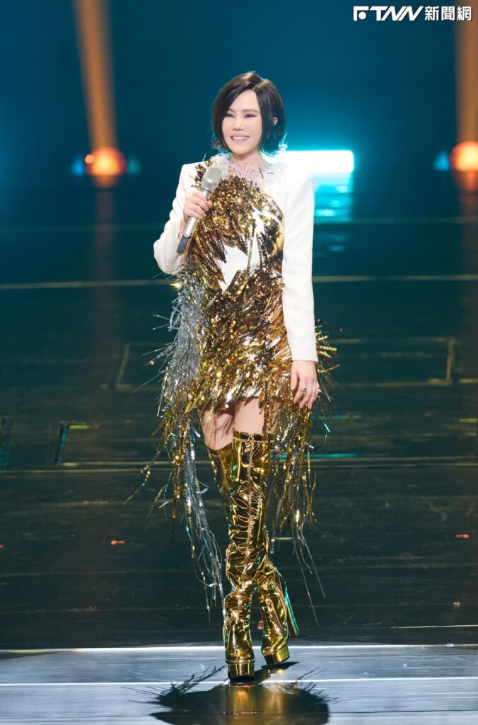 人生第80場演唱會！江蕙唱到一半突吃藥　認了身體微恙「打噴嚏還流鼻水」　