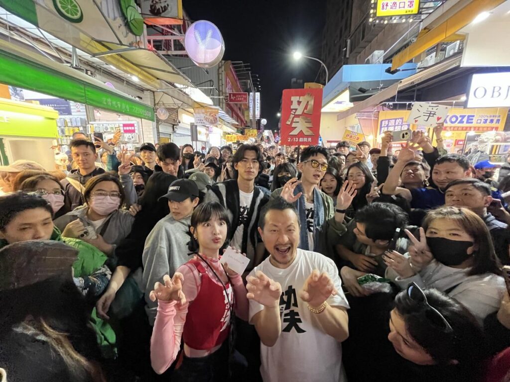 春節化身招財貓！柯震東、王淨走春迺夜市　人潮與尖叫聲不斷