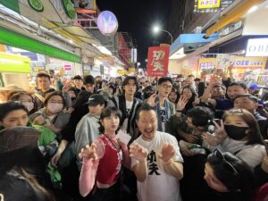 春節化身招財貓！柯震東、王淨走春迺夜市　人潮與尖叫聲不斷