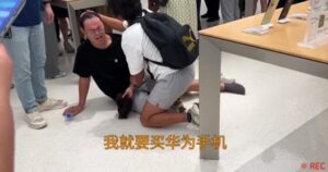 【有片】中國男「肯德基式」大鬧3C店：我就要買華為手機！　網友驚呼「是真愛」