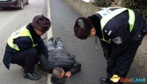 烟台上演扶不扶真人版：老人讹人选上执法民警