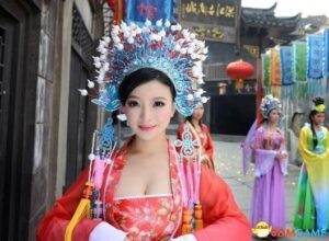 湖南豪乳女财神生活照曝光 身材火辣完爆柳岩