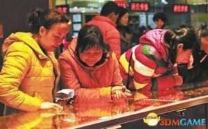 大妈1年买金200万称不后悔 坚信金价会涨回来