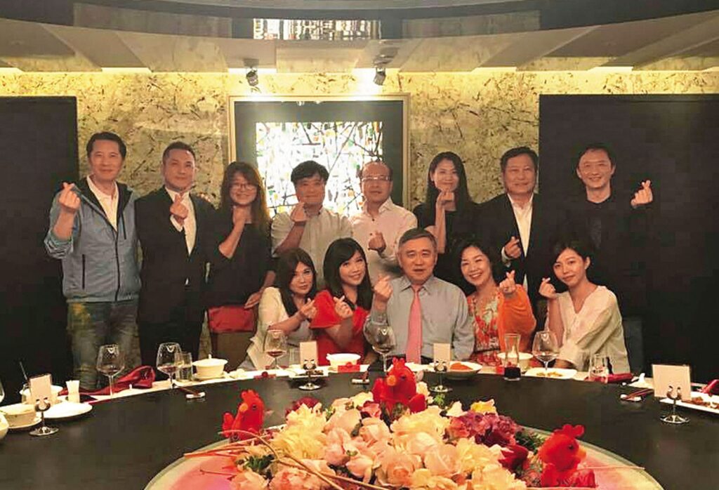 王文洋動念回春2／名媛大動作抱嬰認親開滿月酒　王文洋昔被「假骨肉」狠勒索
