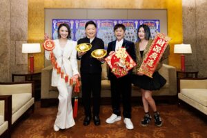 拜晚年！　黃西田、葉啟田苗可麗及侯怡君化身福祿壽喜揮毫賀歲