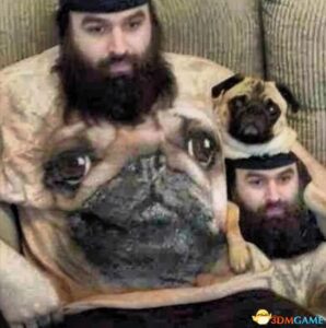 男子与爱犬穿印彼此头像T恤合影引来网友围观