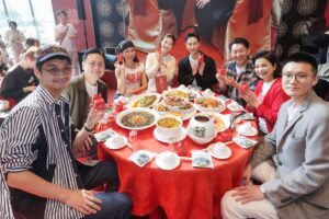 在影城辦桌！《雙囍》劉冠廷、余香凝逐桌敬酒　9m88婚顧魂上身專業主持