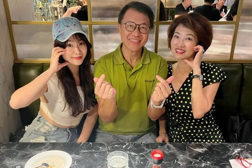 前主播吳中純淋巴癌病逝　女兒梅嬿翎不捨哀悼：無法用言語形容的痛！