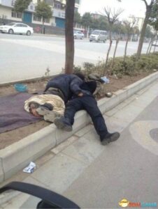 醉酒男子被男乞丐当街猥亵 温柔抚摸外加香吻无数