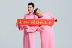 王傳一、朱德剛身披粉紅戰袍化身「粉紅雙俠」拜晚年！　過年團圓飯心裡想別人