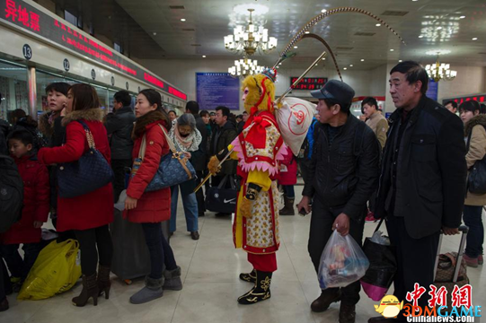 孙悟空北京站排队买票 神仙竟然也难求中国一票