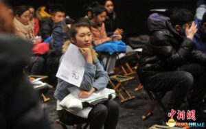 中央戏剧学院艺考在京初试 众美女考生冒雪赶考