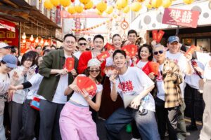 舒華回台挺《雙囍》！大讚「已經想二刷」　劉冠廷、楊貴媚掃街發紅包分喜氣