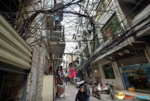 武汉居民区网线密如蛛网 恍如身在“盘丝洞”