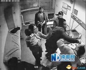 急诊医生拒绝给患儿输液却遭患儿父亲数次掌掴