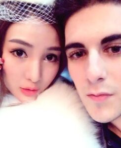 郭美美与外籍男友秀恩爱照 美貌出众疑似PS！