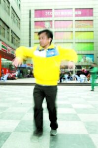 重庆男子旋转四小时头不晕眼不花 逼平小彩旗