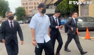 閃兵案外案！王大陸不會開特斯拉車門　涉教唆傷害痛毆司機「不起訴原因曝」