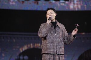 許富凱迎春拋出喜訊！預告計劃個人演唱會　年節帶媽媽去廟裡拜拜走春