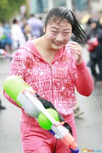 东莞“卖身节”激情上演 数万人遭遇“湿身”祝福