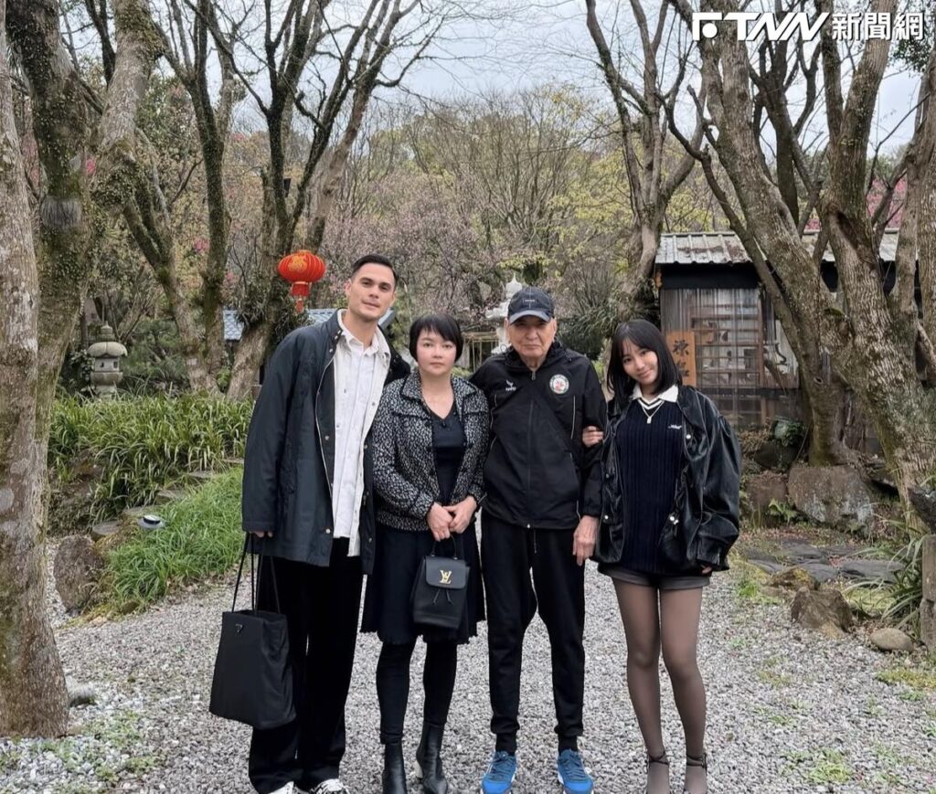 認愛1個月大方放閃！陳芳語過年帶圈外男友見家長　秀環抱親吻合照甜度破表
