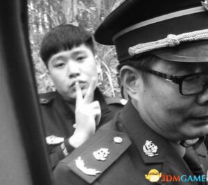 南宁警方：“警察打人摆V手势”实为示意手指受伤