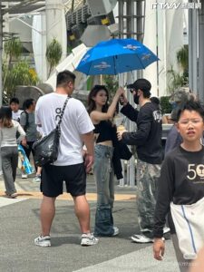 黃曉明分手葉珂爆戀上小22歲女星！「穿情侶衣同遊環球影城」　傘下親密互動